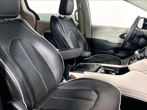 Used 2023 Chrysler Pacifica Limited FWD image 7