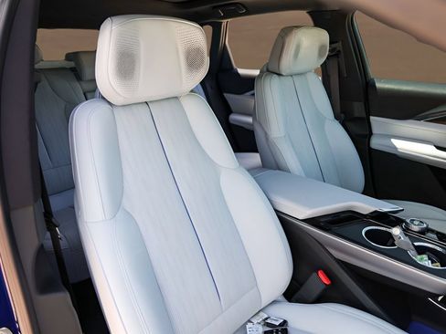 Used 2024 Cadillac Lyriq Luxury w/ LPO, Floor Liner Package AWD/4WD image 27