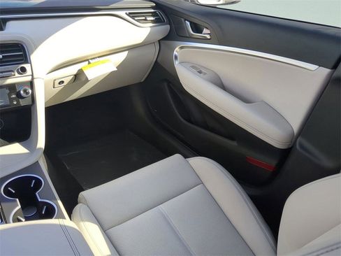 Used 2025 Genesis G70 2.5T image 14