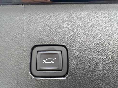 Used 2023 Chevrolet Traverse LT w/ LT Premium Package AWD/4WD image 21