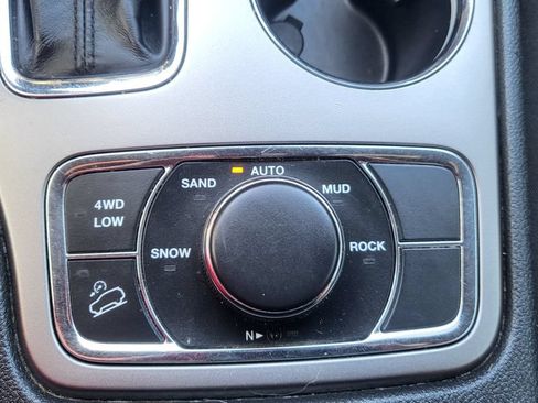 Used 2019 Jeep Grand Cherokee Laredo AWD/4WD image 37