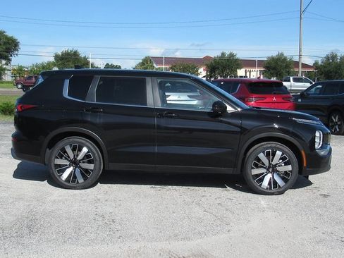 New 2025 Mitsubishi Outlander SE image 2