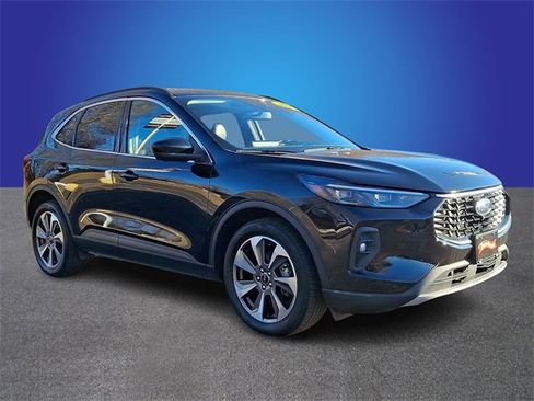 Used 2024 Ford Escape Platinum image 3