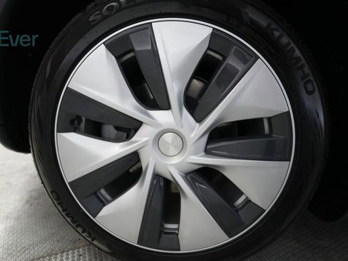 Used 2022 Tesla Model Y Long Range image 22