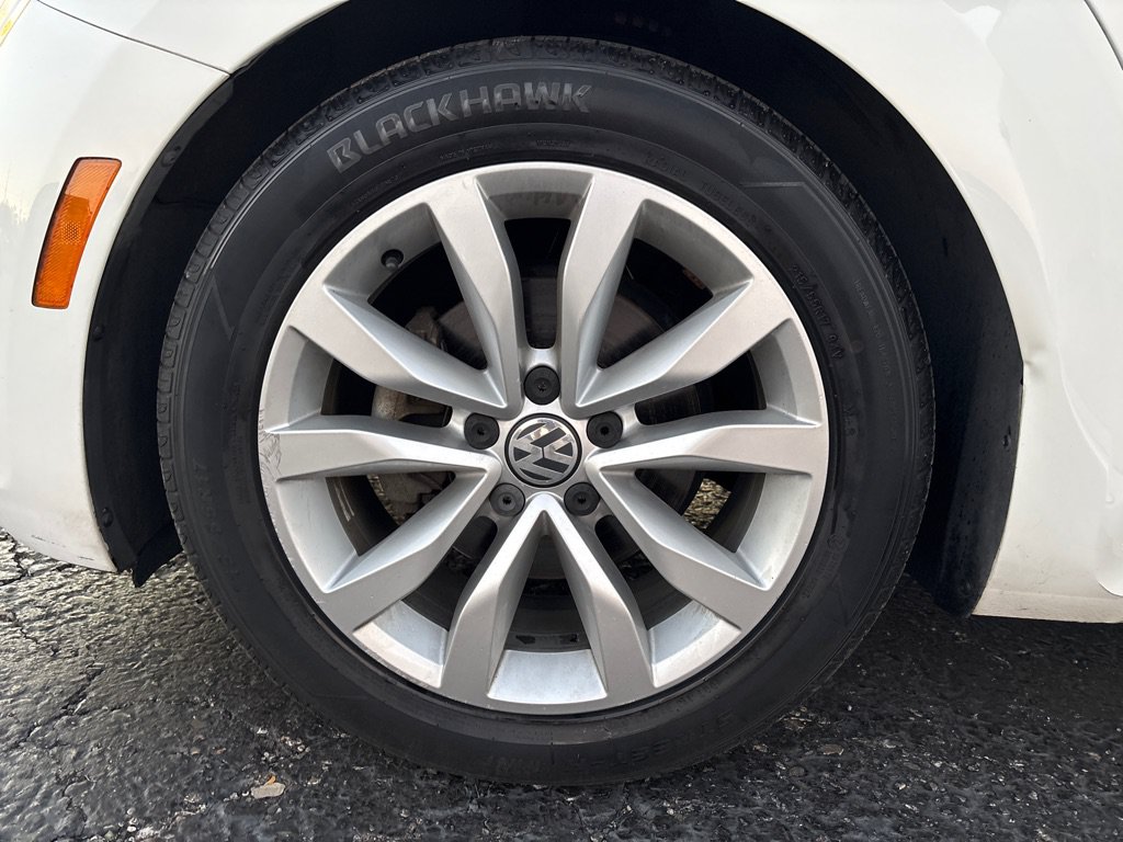 Used 2013 Volkswagen Beetle TDI FWD image 39