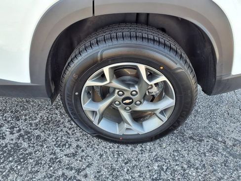 Used 2025 Chevrolet Trax LT w/ LT Convenience Package FWD image 43