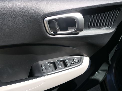 Used 2023 Hyundai Venue SEL image 13