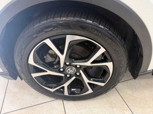 Used 2020 Toyota C-HR XLE FWD image 19