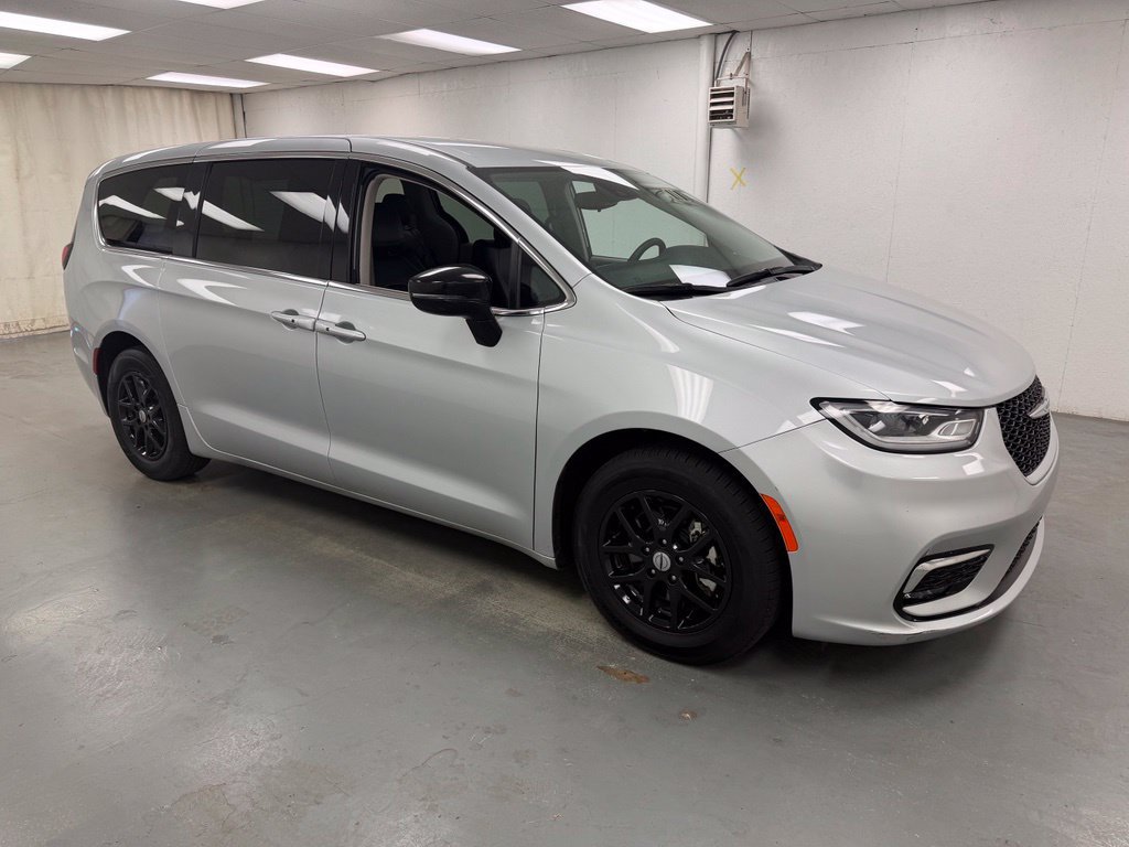 Used 2024 Chrysler Pacifica Touring-L FWD image 8
