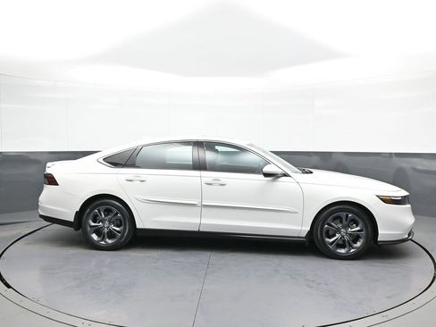 Certified 2023 Honda Accord EX image 5