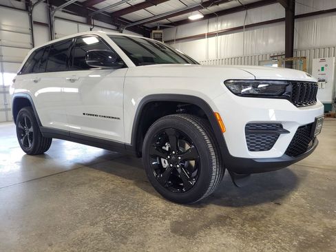 New 2025 Jeep Grand Cherokee Altitude image 8