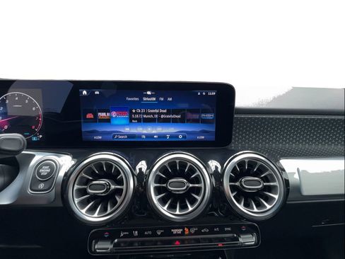 Used 2025 Mercedes-Benz GLB 250 4MATIC image 44