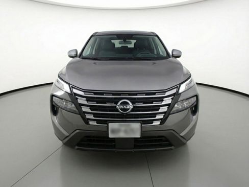 Used 2025 Nissan Rogue SV image 2