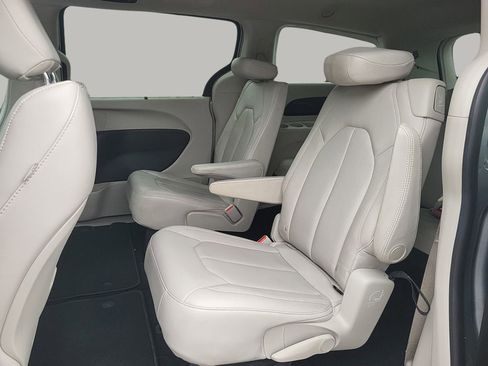 Used 2021 Chrysler Voyager Lxi image 16