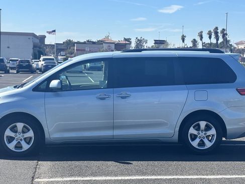 Used 2016 Toyota Sienna LE image 7