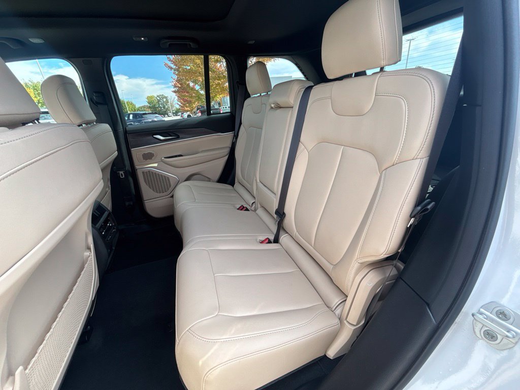 Used 2024 Jeep Grand Cherokee Limited w/ Black Appearance Package AWD/4WD image 10