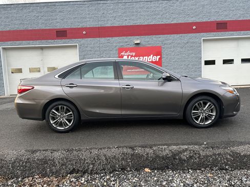 Used 2017 Toyota Camry SE image 2