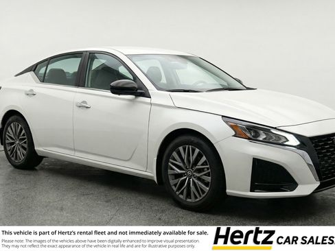Used 2025 Nissan Altima 2.5 SV image 1