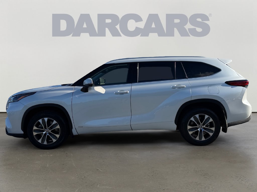 Used 2022 Toyota Highlander XLE AWD/4WD image 3