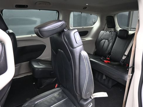 Used 2022 Chrysler Pacifica Touring-L FWD image 26