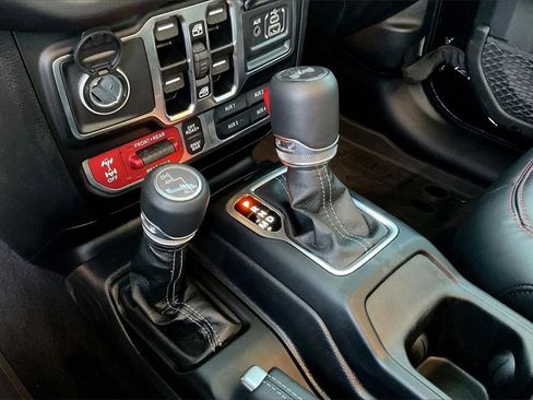 Used 2025 Jeep Wrangler Unlimited Rubicon w/ Technology Group image 26