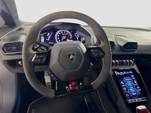 Used 2020 Lamborghini Huracan EVO image 23