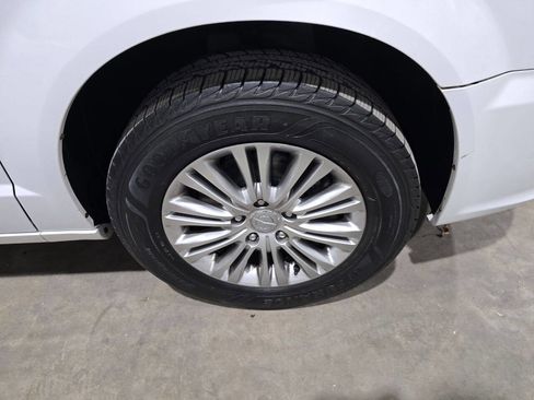 Used 2016 Chrysler Town & Country Touring-L w/ Driver Convenience Group FWD image 17