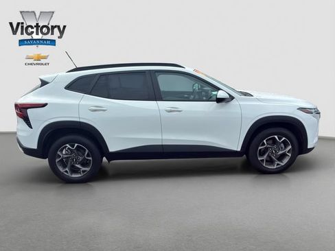 Used 2024 Chevrolet Trax LT w/ Sunroof Package FWD image 8