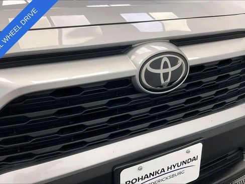 Used 2021 Toyota RAV4 XLE w/ Convenience Package image 28