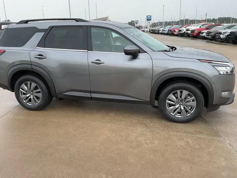 Used 2025 Nissan Pathfinder SV image 2