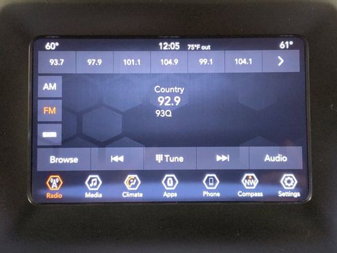 Used 2019 Jeep Cherokee Latitude Plus w/ Comfort/Convenience Group FWD image 25