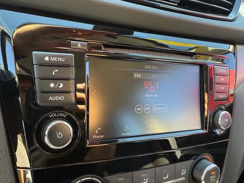 Used 2021 Nissan Rogue Sport S image 26