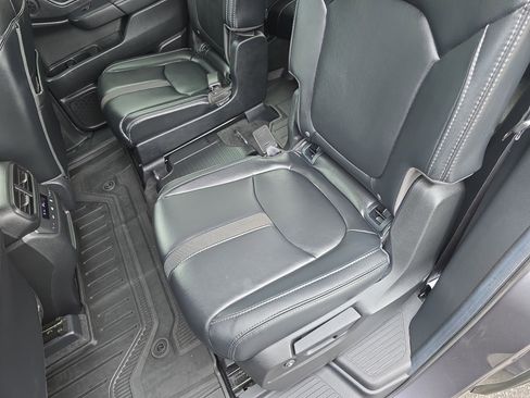 Used 2025 Honda Pilot Touring image 15