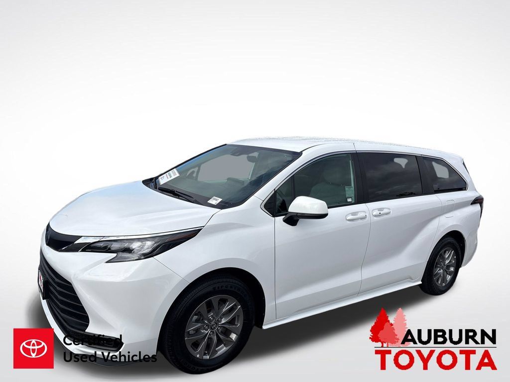 Certified 2025 Toyota Sienna LE FWD image 3