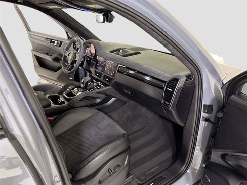 Used 2023 Porsche Cayenne Turbo GT AWD/4WD image 33