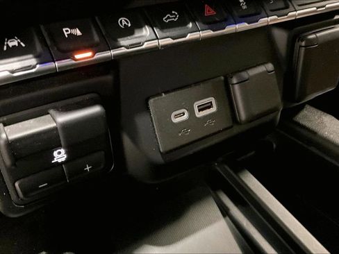 Used 2019 Chevrolet Silverado 1500 High Country w/ Technology Package AWD/4WD image 30