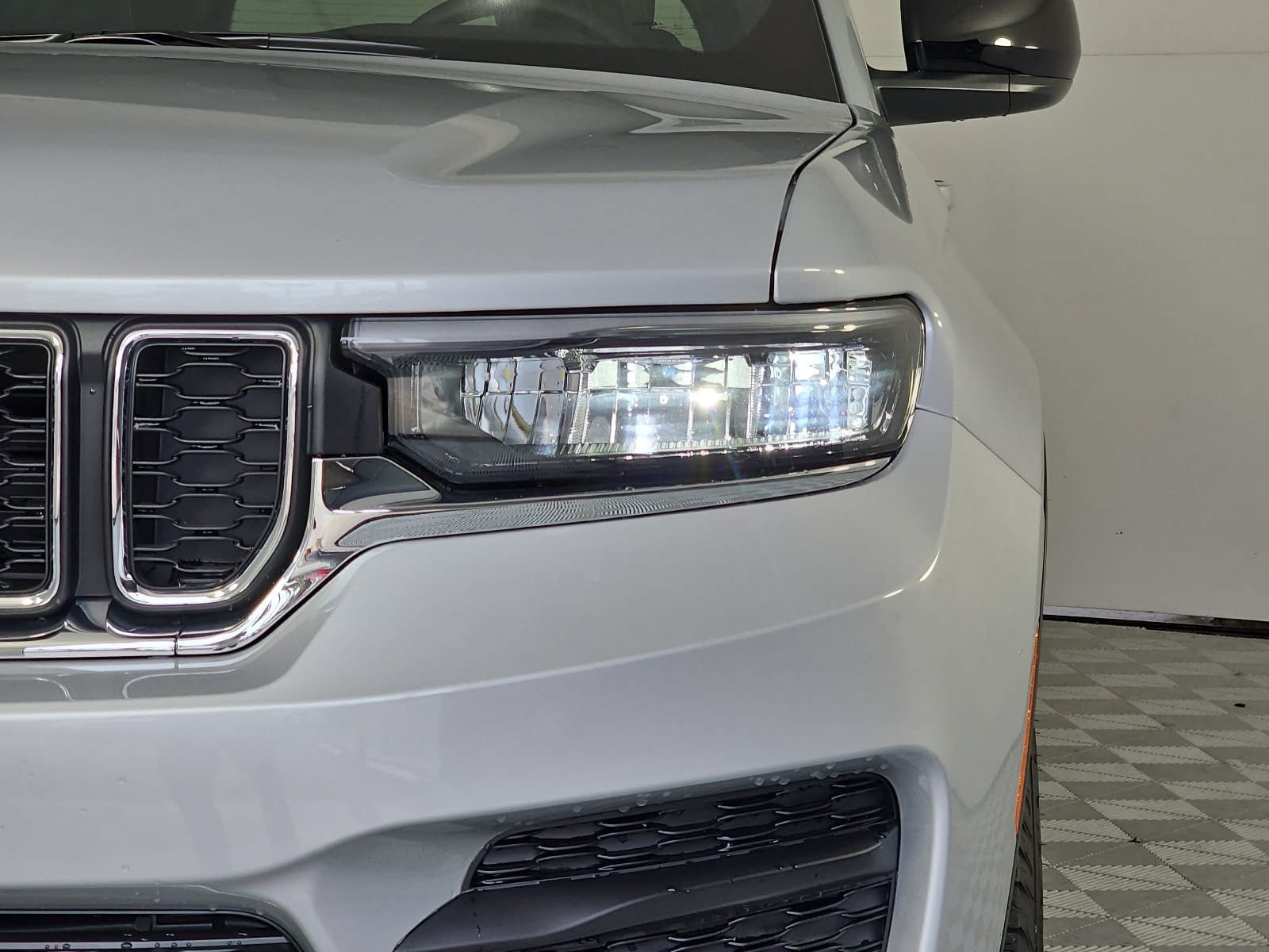 Used 2025 Jeep Grand Cherokee Laredo RWD image 28