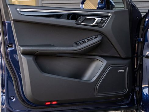 Certified 2025 Porsche Macan image 18