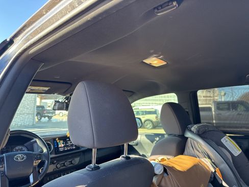 Used 2019 Toyota Tacoma TRD Sport image 10