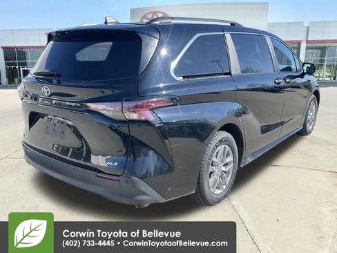 Used 2025 Toyota Sienna XLE image 5