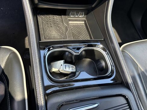 Used 2025 Chrysler Pacifica Limited FWD image 19