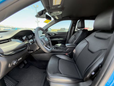 Used 2024 Jeep Compass Latitude w/ Convenience Group image 11