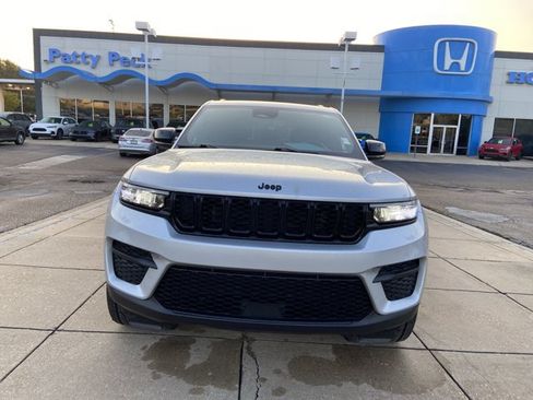 Used 2025 Jeep Grand Cherokee Altitude AWD/4WD image 3