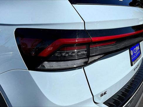 New 2026 Volkswagen Taos SE image 24