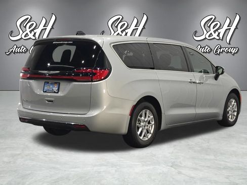 Used 2023 Chrysler Pacifica Touring FWD image 16