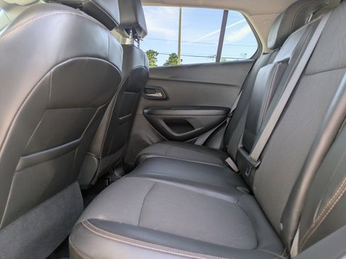 Used 2022 Chevrolet Trax LT w/ LT Convenience Package image 14