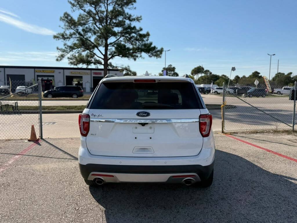Used 2017 Ford Explorer XLT w/ Equipment Group 201A FWD image 15