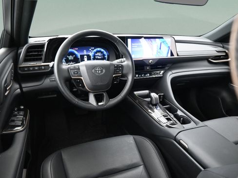 Certified 2025 Toyota Crown Signia image 35