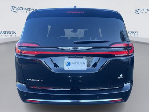 Used 2026 Chrysler Pacifica Select image 4
