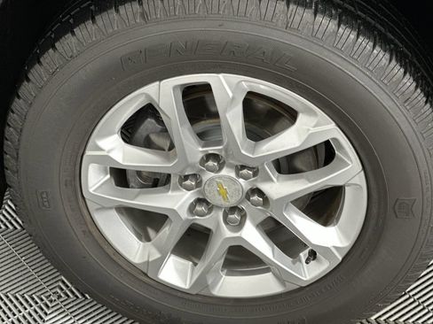 Used 2020 Chevrolet Traverse LT FWD image 2